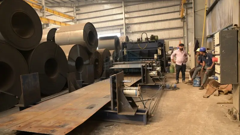 HR steel cutting machine in operation