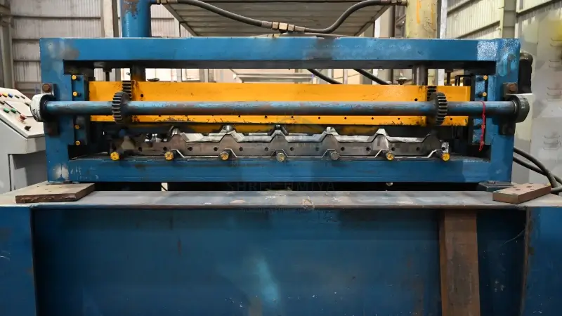 Heavy-duty sheeting roll former